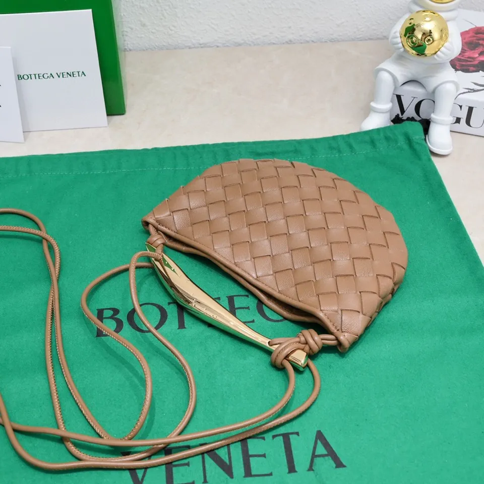 Batch of 1260 BV Mini Sardine is coming‼ ️Super high-end, stainless steel hardware + 24k real gold plating process, fish scales (concave and convex positions) are the finishing touch, the sardine bag that can be carried cross-body is completely beautiful to the heart. The metal element handle and weaving are perfectly combined to completely integrate the artistic sense and elegance and fashion. It is really like a work of art🏺The large size is elegant, the small size is exquisite and cute, a must-have item for fashionistas, and the details are perfectly reproduced. Style number: 6680# Size 20*12*2.5
